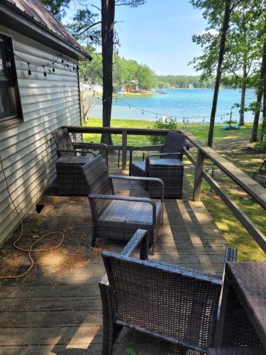 Lake Therapy - Lakefront, Charming, And Fun! in Mancelona, USA
