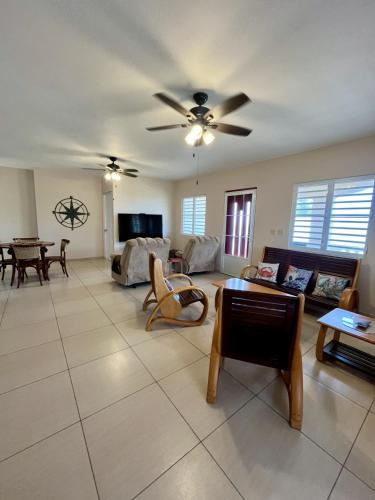 Ocean View House in Quebradillas with Rooftop in เกบราดีญัส