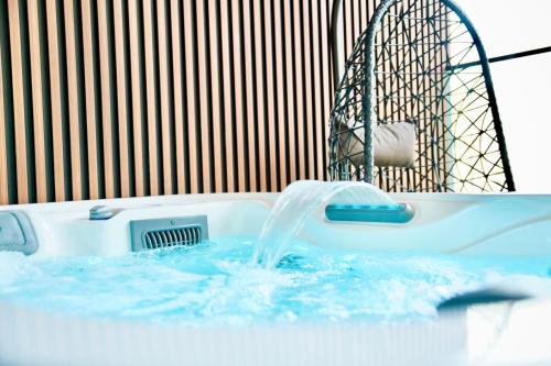 Exclusive Jacuzzi Canal View - image 4