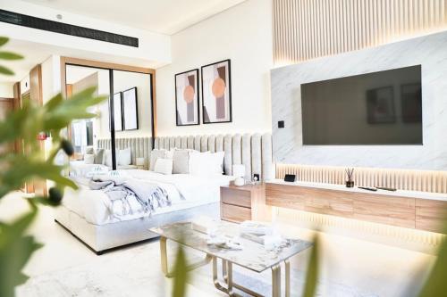 Luxury Studio w Jacuzzi Balcony - image 7