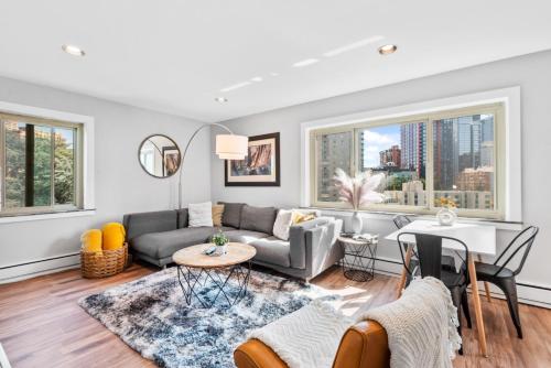 3-Min Walk to Convention Ctr - 2BR Skyline View