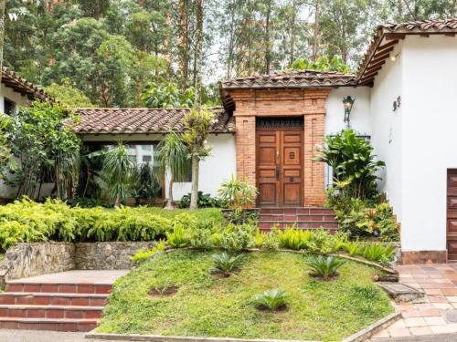CH51 Colonial Charm Villa at El Poblado Jacuzzi