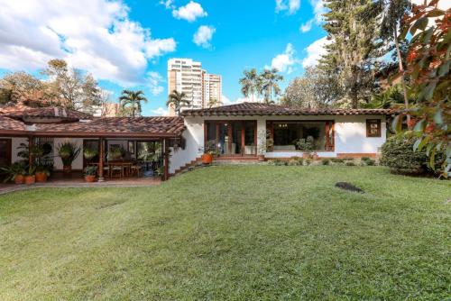 CH51 Colonial Charm Villa at El Poblado Jacuzzi, Medellín (foto 6)