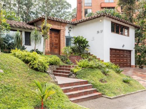 CH51 Colonial Charm Villa at El Poblado Jacuzzi, Medellín (foto 10)