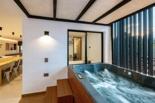 M54 Poblado 10BR 2 Apts with 2 Jacuzzis and AC, Medellín (fotografie 8)