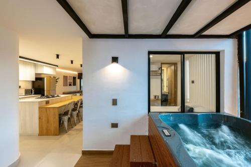 M54 Poblado 10BR 2 Apts with 2 Jacuzzis and AC, Medellín (fotografie 3)