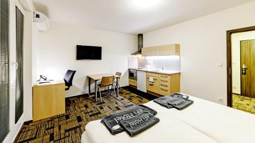 2 twin beds