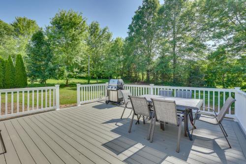 Fish, Hike and Golf Leisurely Navarre Home with Yard! in Massillon (OH)