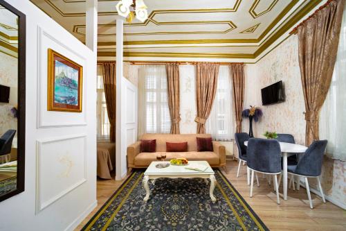 Deluxe Two-Bedroom Suite (6 Adults) With Kitchen room in Alhambra Apart Hotel
