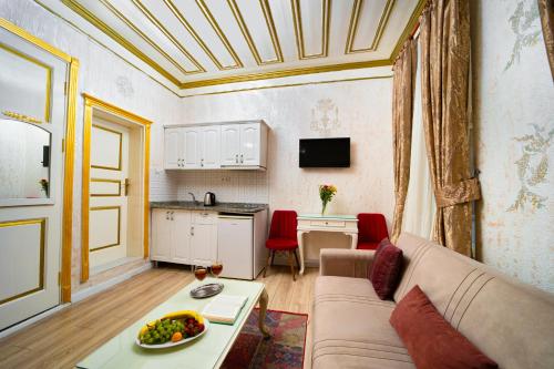 Deluxe One-Bedroom Suite (4 Adults) With Kitchen image 5