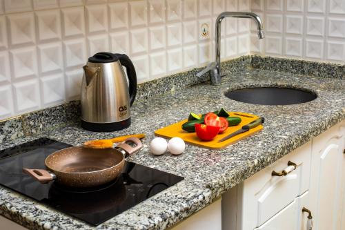 Deluxe One-Bedroom Suite (4 Adults) With Kitchen image 6