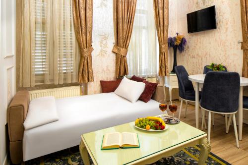 Deluxe Two-Bedroom Suite (6 Adults) With Kitchen image 4