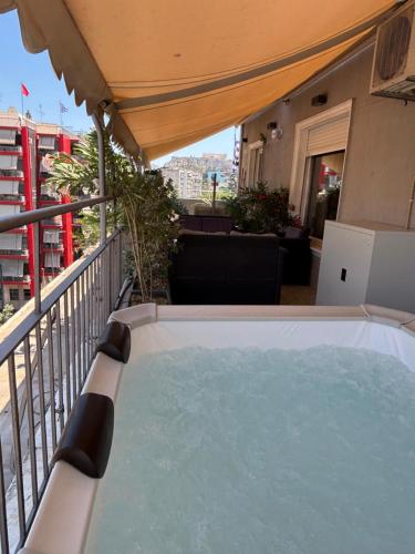 Jacuzzi Patio & Acropolis view 2-BD Retreat, Atenas