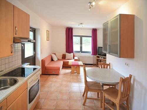 Küche, Geraumiges Ferienhaus im Kellerwal mit Terrasse in Bad Wildungen