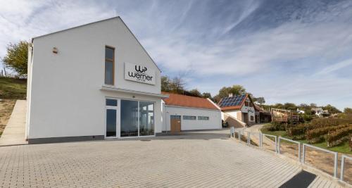 . Werner Apartman