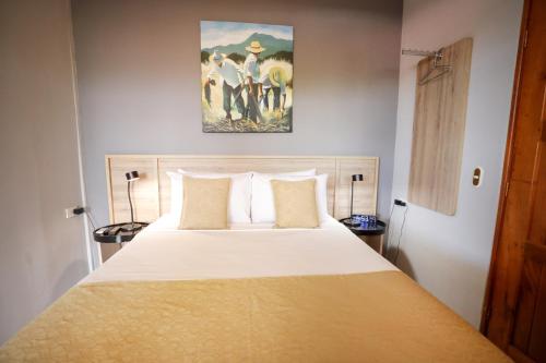 Deluxe Double Room image 4