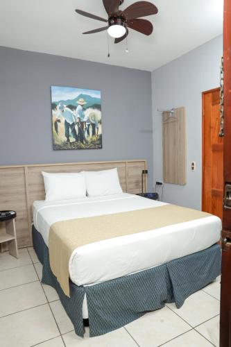 Deluxe Double Room image 7