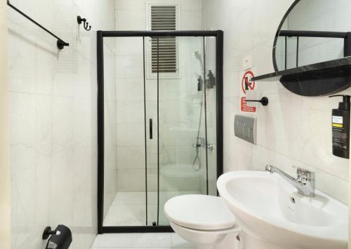 Deluxe Two-Bedroom Suite (6 Adults) With Kitchen image 1