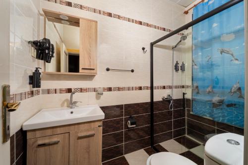 Deluxe One-Bedroom Suite (4 Adults) With Kitchen image 9