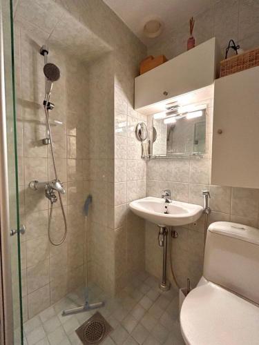 Cozy Top-Floor Studio in Trendy Punavuori, Quiet & Central, Helsinki (photo 5)