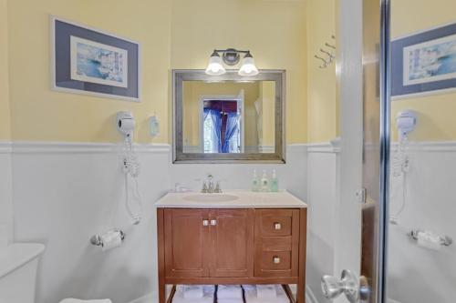 Deluxe King Room image 5