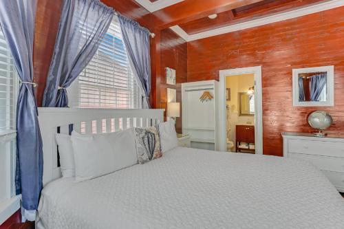 Deluxe King Room image 2