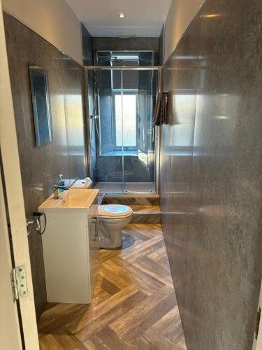 ห้องน้ำ, 2 bedroom first floor flat- Bonnie Stays in ทรูน