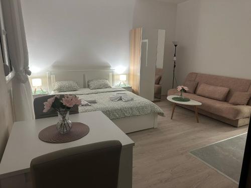 One-Bedroom Apartment image 3