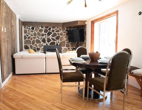 Koplietošanas atpūtas telpa ar TV, Chalet serenity at Lac Desroches in Domaine-Breton (QC)