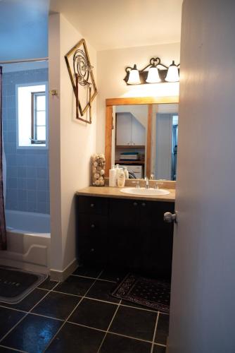 Vannas istaba, Chalet serenity at Lac Desroches in Domaine-Breton (QC)
