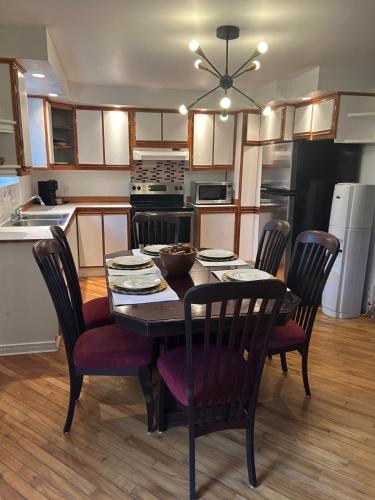 virtuve, Chalet serenity at Lac Desroches in Domaine-Breton (QC)