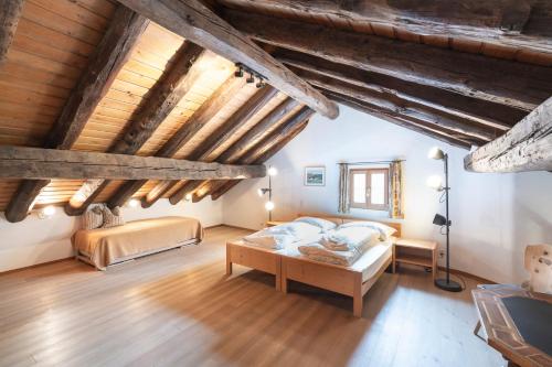2 bedrooms, 6 beds