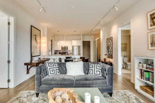 Designer 3BR with Balcony & Elevator on Clark! apts - image 4
