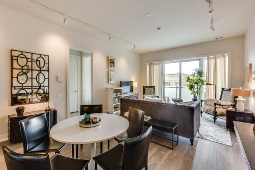 Designer 3BR with Balcony & Elevator on Clark! apts - image 5