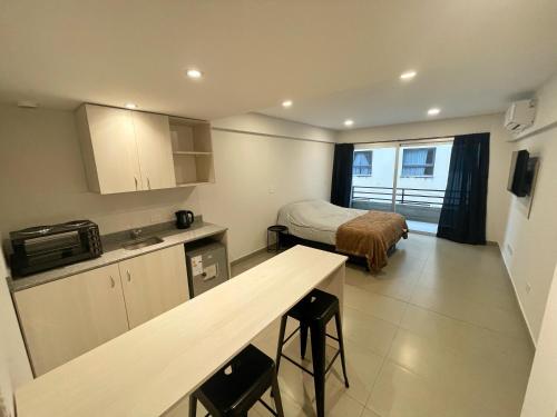 Studio luminoso y nuevo, a pasos de la calle principal