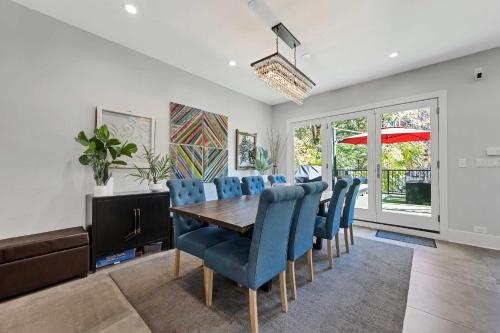 Wicker Park 4bd 3ba, Steps from CTA, Parking Incl home