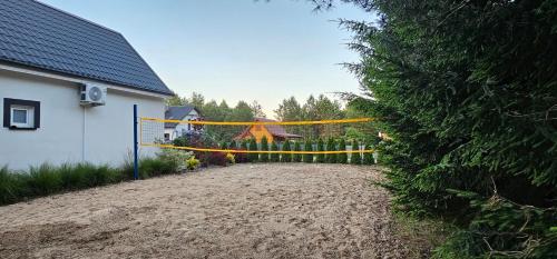 Biały domek nad jeziorem