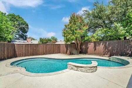 Golf Club Poolside Paradise in Richardson, USA