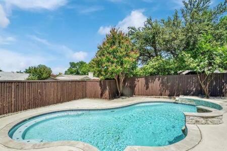 Golf Club Poolside Paradise in Richardson, USA