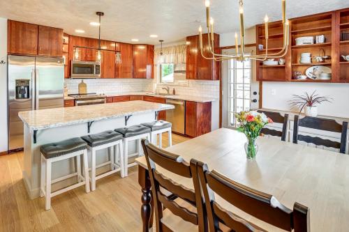 Spacious Rock Springs Stay Near Shops and Dining! in Commercial Way