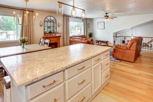 Spacious Rock Springs Stay Near Shops and Dining! in Commercial Way