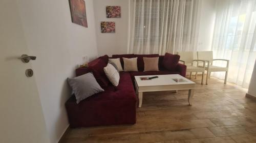Neell Apartament, Golem