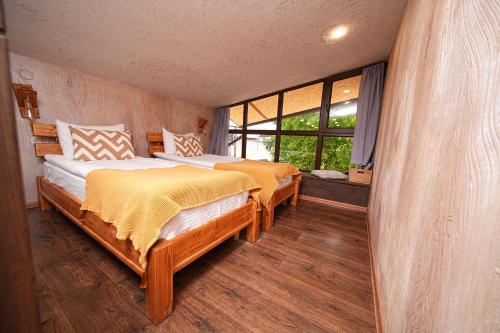 1 queen bed, 2 twin beds