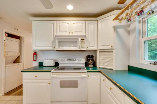 Cozy Home Less Than 2 Mi to Cranmore and North Conway Shops! - main image