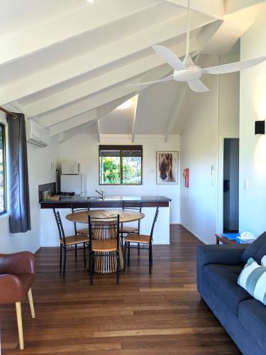 2 bedrooms, 5 beds