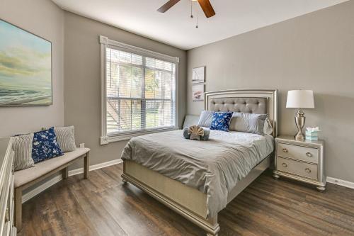 Saltwater Pool and 4 Mi to Beach Clearwater Condo! in Clearwater sentrum