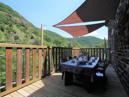 . Gîte spacieux avec terrasse surplombant rivière, idéale pour pêche et sports d’eau, tout inclus - FR-1-582-17