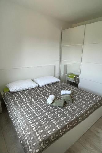 Three-Bedroom Apartment with Balcony image 9