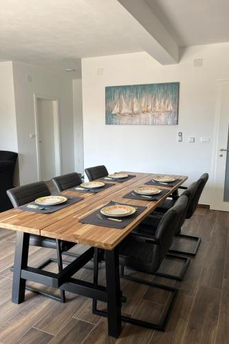 Three-Bedroom Apartment with Balcony image 2