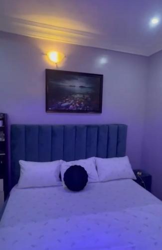 Realms apartment, Abudža